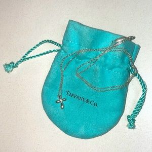 Tiffany & Co. authentic Elsa Peretti Cross Pendant Necklace in Sterling Silver.